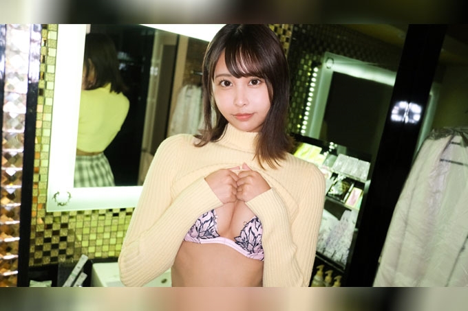 “超美模特儿利用高挑的身材爬来爬去舔地板，让她达到高潮！她伸展修长的四肢，张开湿润的阴户！